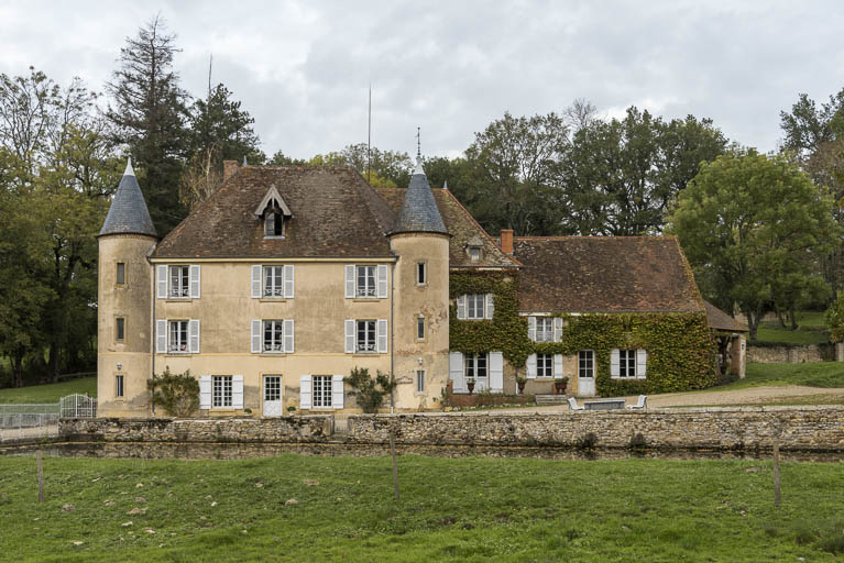 château © Pierre-Marie Barbe-Richaud / Région Bourgogne-Franche-Comté, Inventaire du patrimoine - 2019 château © Pierre-Marie Barbe-Richaud / Région Bourgogne-Franche-Comté, Inventaire du patrimoine - 2019