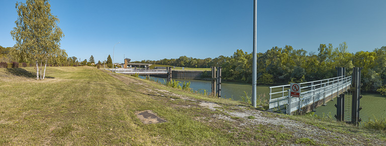 Le site d'écluse vu d'aval. © Thierry Kuntz / Région Bourgogne-Franche-Comté, Inventaire du patrimoine - 2019 Le site d'écluse vu d'aval. © Thierry Kuntz / Région Bourgogne-Franche-Comté, Inventaire du patrimoine - 2019