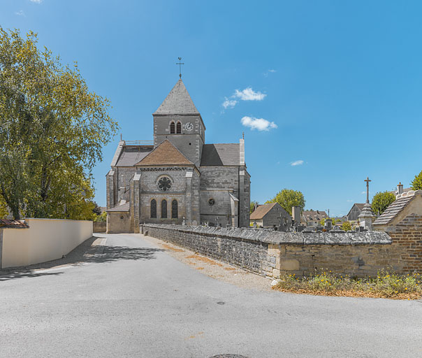 Vue d'ensemble de l'église et de son chevet plat. Au premier plan, le cimetière entourant une partie de l'édifice. © Thierry Kuntz / Région Bourgogne-Franche-Comté, Inventaire du patrimoine - 2020