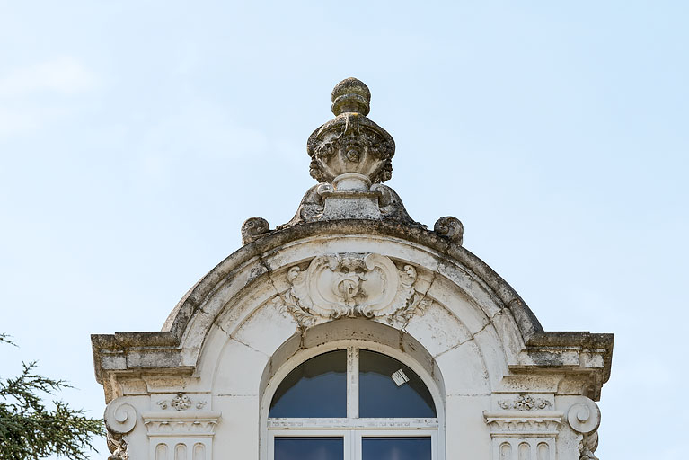 lucarne © Pierre-Marie Barbe-Richaud / Région Bourgogne-Franche-Comté, Inventaire du patrimoine - 2020 lucarne © Pierre-Marie Barbe-Richaud / Région Bourgogne-Franche-Comté, Inventaire du patrimoine - 2020