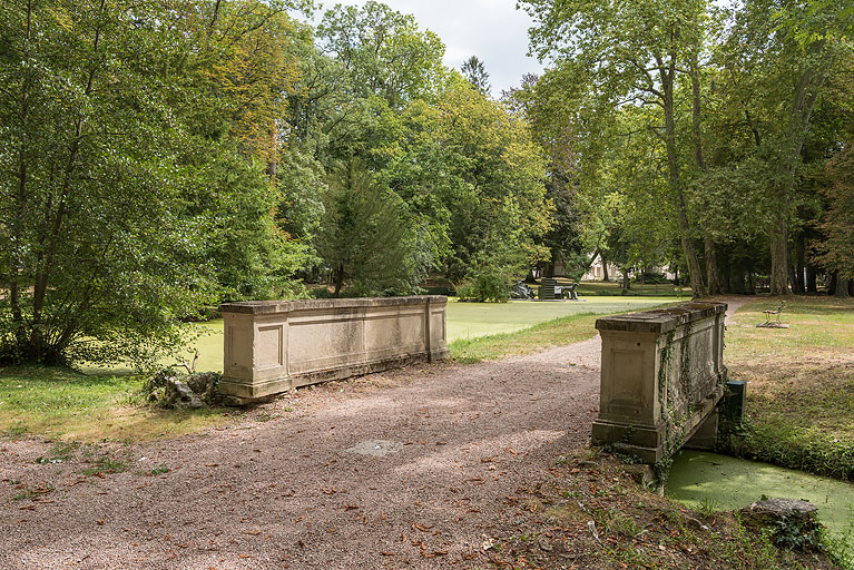pont de jardin © Pierre-Marie Barbe-Richaud / Région Bourgogne-Franche-Comté, Inventaire du patrimoine - 2020 pont de jardin © Pierre-Marie Barbe-Richaud / Région Bourgogne-Franche-Comté, Inventaire du patrimoine - 2020