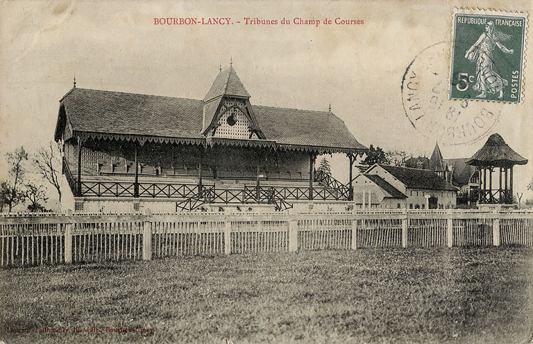 hippodrome tribune du public © Fabien Dufoulon / Région Bourgogne-Franche-Comté, Inventaire du patrimoine - 2020  hippodrome tribune du public © Fabien Dufoulon / Région Bourgogne-Franche-Comté, Inventaire du patrimoine - 2020