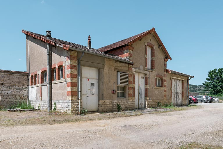 garage © Pierre-Marie Barbe-Richaud / Région Bourgogne-Franche-Comté, Inventaire du patrimoine - 2021 garage © Pierre-Marie Barbe-Richaud / Région Bourgogne-Franche-Comté, Inventaire du patrimoine - 2021