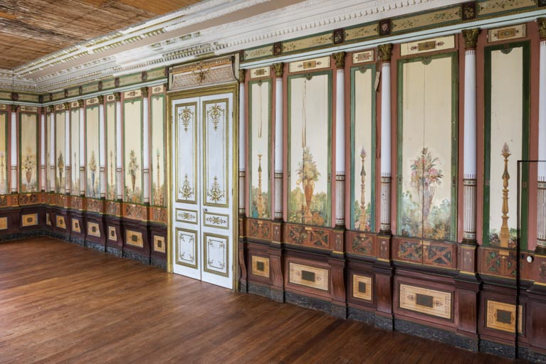 salle des fêtes lambris de hauteur peinture monumentale © Pierre-Marie Barbe-Richaud / Région Bourgogne-Franche-Comté, Inventaire du patrimoine - 2021  salle des fêtes lambris de hauteur peinture monumentale © Pierre-Marie Barbe-Richaud / Région Bourgogne-Franche-Comté, Inventaire du patrimoine - 2021
