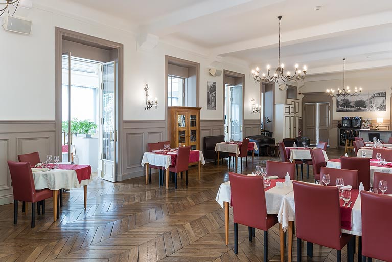 hôtel de voyageurs restaurant © Pierre-Marie Barbe-Richaud / Région Bourgogne-Franche-Comté, Inventaire du patrimoine - 2021  hôtel de voyageurs restaurant © Pierre-Marie Barbe-Richaud / Région Bourgogne-Franche-Comté, Inventaire du patrimoine - 2021