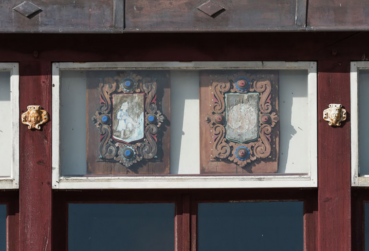 communs théâtre armoiries © Pierre-Marie Barbe-Richaud / Région Bourgogne-Franche-Comté, Inventaire du patrimoine - 2022  communs théâtre armoiries © Pierre-Marie Barbe-Richaud / Région Bourgogne-Franche-Comté, Inventaire du patrimoine - 2022