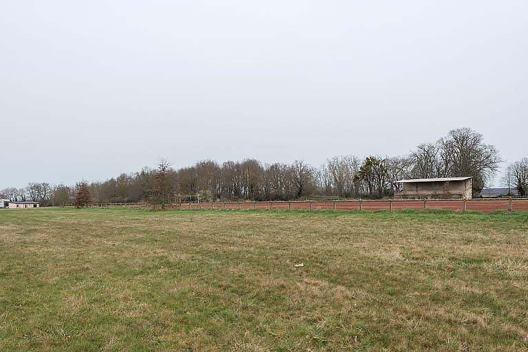 hippodrome © Pierre-Marie Barbe-Richaud / Région Bourgogne-Franche-Comté, Inventaire du patrimoine - 2022  hippodrome © Pierre-Marie Barbe-Richaud / Région Bourgogne-Franche-Comté, Inventaire du patrimoine - 2022