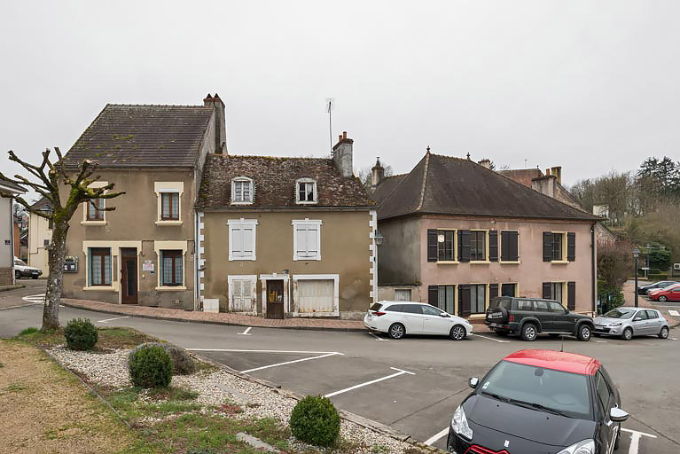 place © Pierre-Marie Barbe-Richaud / Région Bourgogne-Franche-Comté, Inventaire du patrimoine - 2022  place © Pierre-Marie Barbe-Richaud / Région Bourgogne-Franche-Comté, Inventaire du patrimoine - 2022