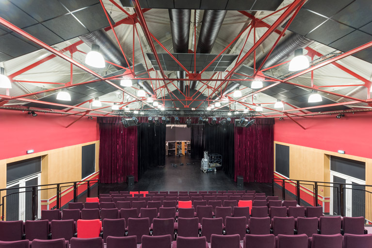 salle des fêtes salle de spectacle © Pierre-Marie Barbe-Richaud / Région Bourgogne-Franche-Comté, Inventaire du patrimoine - 2022  salle des fêtes salle de spectacle © Pierre-Marie Barbe-Richaud / Région Bourgogne-Franche-Comté, Inventaire du patrimoine - 2022