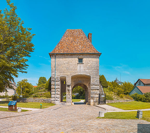 fortification d'agglomération porte de ville © Thierry Kuntz / Région Bourgogne-Franche-Comté, Inventaire du patrimoine - 2023  fortification d'agglomération porte de ville © Thierry Kuntz / Région Bourgogne-Franche-Comté, Inventaire du patrimoine - 2023