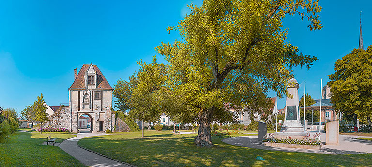 fortification d'agglomération porte de ville © Thierry Kuntz / Région Bourgogne-Franche-Comté, Inventaire du patrimoine - 2023  fortification d'agglomération porte de ville © Thierry Kuntz / Région Bourgogne-Franche-Comté, Inventaire du patrimoine - 2023