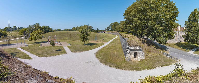 fortification d'agglomération demi-lune © Thierry Kuntz / Région Bourgogne-Franche-Comté, Inventaire du patrimoine - 2023  fortification d'agglomération demi-lune © Thierry Kuntz / Région Bourgogne-Franche-Comté, Inventaire du patrimoine - 2023