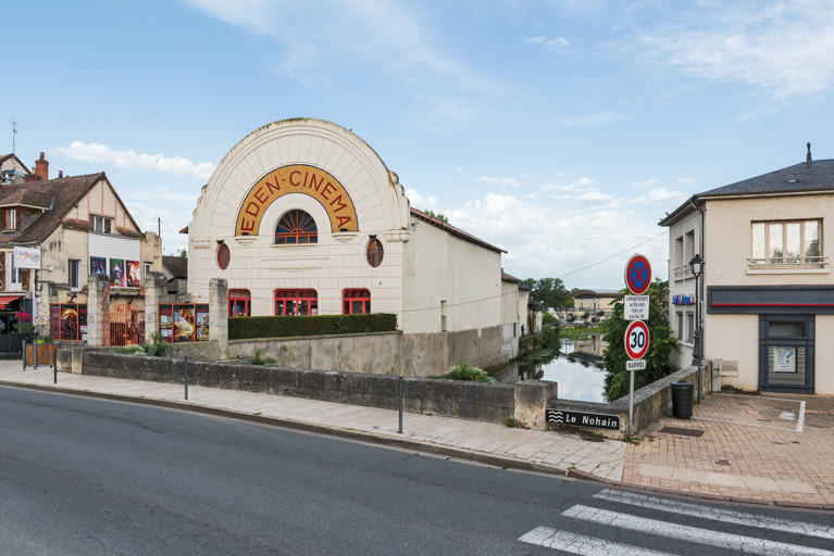 cinéma cercle de sociabilité salle des fêtes © Pierre-Marie Barbe-Richaud / Région Bourgogne-Franche-Comté, Inventaire du patrimoine - 2023  cinéma cercle de sociabilité salle des fêtes © Pierre-Marie Barbe-Richaud / Région Bourgogne-Franche-Comté, Inventaire du patrimoine - 2023