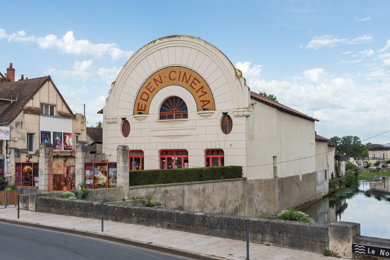 cinéma cercle de sociabilité salle des fêtes © Pierre-Marie Barbe-Richaud / Région Bourgogne-Franche-Comté, Inventaire du patrimoine - 2023  cinéma cercle de sociabilité salle des fêtes © Pierre-Marie Barbe-Richaud / Région Bourgogne-Franche-Comté, Inventaire du patrimoine - 2023