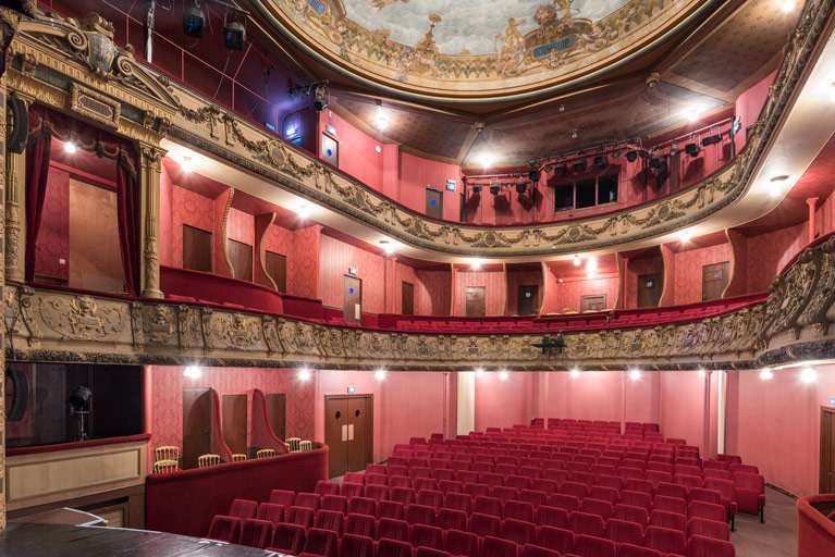 théâtre © Pierre-Marie Barbe-Richaud / Région Bourgogne-Franche-Comté, Inventaire du patrimoine - 2023  théâtre © Pierre-Marie Barbe-Richaud / Région Bourgogne-Franche-Comté, Inventaire du patrimoine - 2023