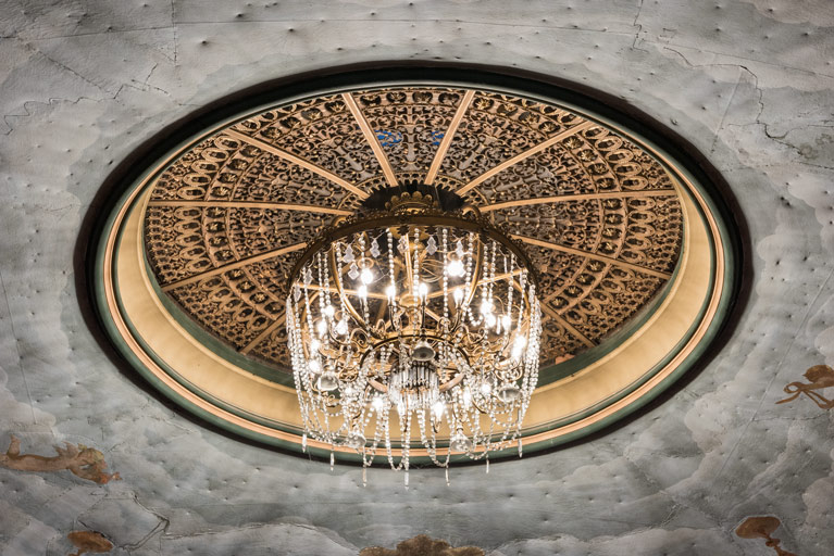 lustre © Pierre-Marie Barbe-Richaud / Région Bourgogne-Franche-Comté, Inventaire du patrimoine - 2023  lustre © Pierre-Marie Barbe-Richaud / Région Bourgogne-Franche-Comté, Inventaire du patrimoine - 2023