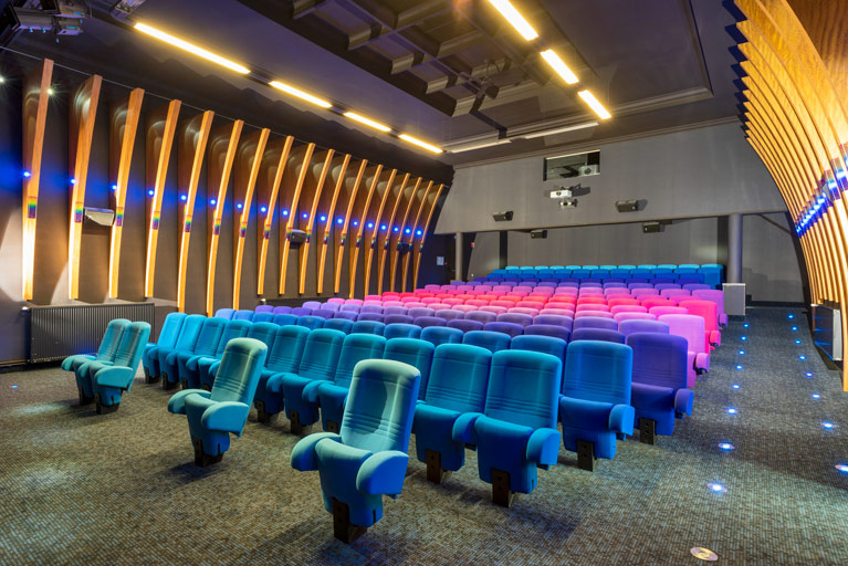 salle des fêtes bains douches cinéma © Pierre-Marie Barbe-Richaud / Région Bourgogne-Franche-Comté, Inventaire du patrimoine - 2023  salle des fêtes bains douches cinéma © Pierre-Marie Barbe-Richaud / Région Bourgogne-Franche-Comté, Inventaire du patrimoine - 2023