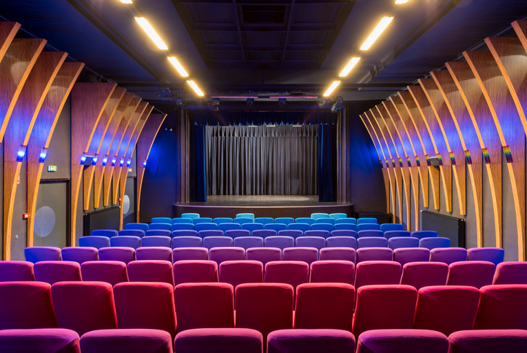 salle des fêtes bains douches cinéma © Pierre-Marie Barbe-Richaud / Région Bourgogne-Franche-Comté, Inventaire du patrimoine - 2023  salle des fêtes bains douches cinéma © Pierre-Marie Barbe-Richaud / Région Bourgogne-Franche-Comté, Inventaire du patrimoine - 2023