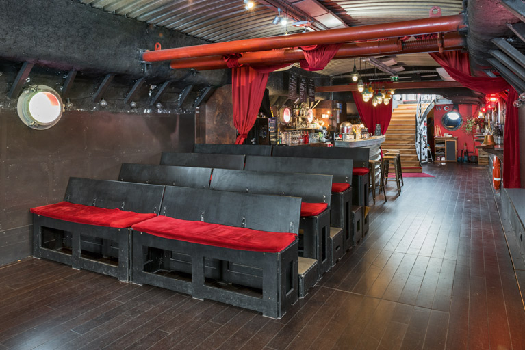 péniche salle de spectacle © Pierre-Marie Barbe-Richaud / Région Bourgogne-Franche-Comté, Inventaire du patrimoine - 2023  péniche salle de spectacle © Pierre-Marie Barbe-Richaud / Région Bourgogne-Franche-Comté, Inventaire du patrimoine - 2023