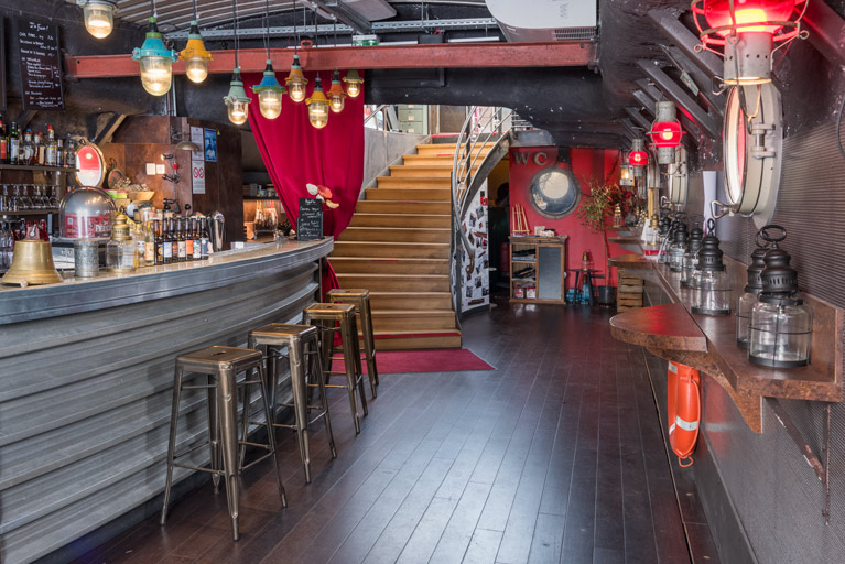 péniche salle de spectacle © Pierre-Marie Barbe-Richaud / Région Bourgogne-Franche-Comté, Inventaire du patrimoine - 2023  péniche salle de spectacle © Pierre-Marie Barbe-Richaud / Région Bourgogne-Franche-Comté, Inventaire du patrimoine - 2023