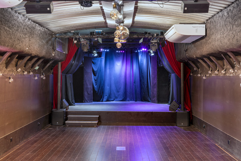 péniche salle de spectacle © Pierre-Marie Barbe-Richaud / Région Bourgogne-Franche-Comté, Inventaire du patrimoine - 2023  péniche salle de spectacle © Pierre-Marie Barbe-Richaud / Région Bourgogne-Franche-Comté, Inventaire du patrimoine - 2023