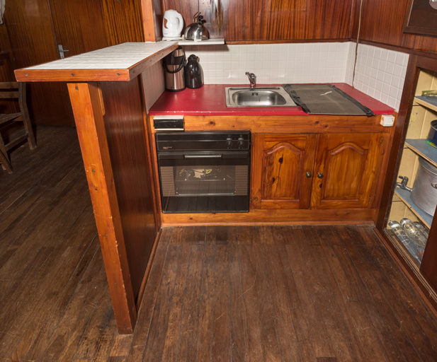 péniche salle de spectacle © Pierre-Marie Barbe-Richaud / Région Bourgogne-Franche-Comté, Inventaire du patrimoine - 2023  péniche salle de spectacle © Pierre-Marie Barbe-Richaud / Région Bourgogne-Franche-Comté, Inventaire du patrimoine - 2023