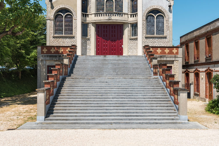 église escalier garde-corps baie verrière © Pierre-Marie Barbe-Richaud / Région Bourgogne-Franche-Comté, Inventaire du patrimoine - 2023  église escalier garde-corps baie verrière © Pierre-Marie Barbe-Richaud / Région Bourgogne-Franche-Comté, Inventaire du patrimoine - 2023