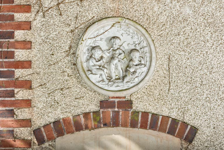 bas-relief © Pierre-Marie Barbe-Richaud / Région Bourgogne-Franche-Comté, Inventaire du patrimoine - 2024  bas-relief © Pierre-Marie Barbe-Richaud / Région Bourgogne-Franche-Comté, Inventaire du patrimoine - 2024