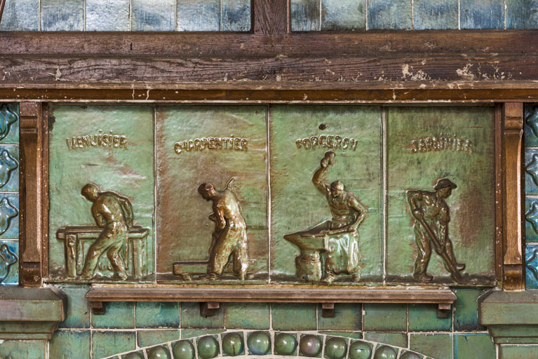 manteau de cheminée © Pierre-Marie Barbe-Richaud / Région Bourgogne-Franche-Comté, Inventaire du patrimoine - 2024  manteau de cheminée © Pierre-Marie Barbe-Richaud / Région Bourgogne-Franche-Comté, Inventaire du patrimoine - 2024