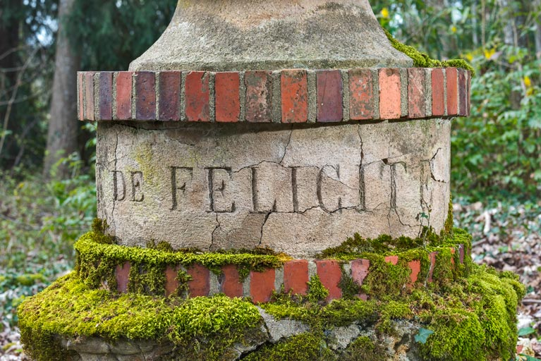 fabrique de jardin © Pierre-Marie Barbe-Richaud / Région Bourgogne-Franche-Comté, Inventaire du patrimoine - 2024  fabrique de jardin © Pierre-Marie Barbe-Richaud / Région Bourgogne-Franche-Comté, Inventaire du patrimoine - 2024