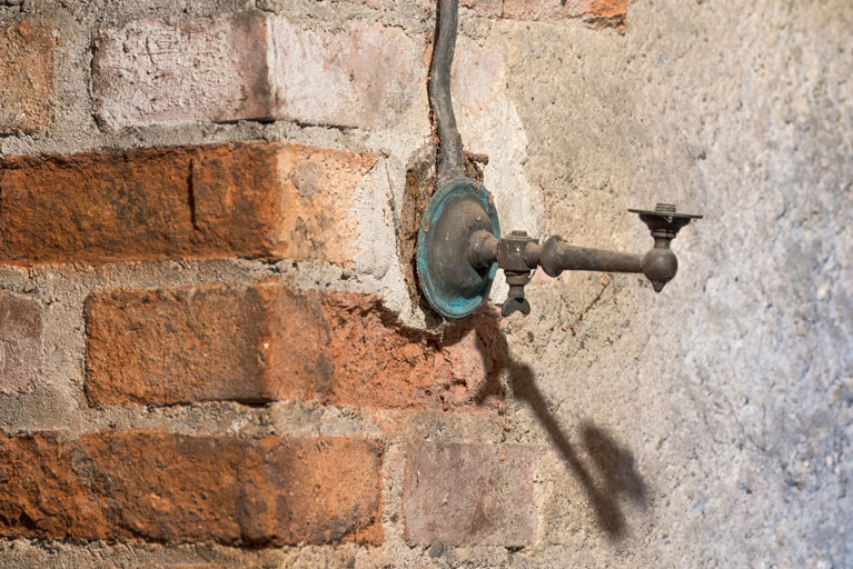 luminaire d'applique © Pierre-Marie Barbe-Richaud / Région Bourgogne-Franche-Comté, Inventaire du patrimoine - 2024  luminaire d'applique © Pierre-Marie Barbe-Richaud / Région Bourgogne-Franche-Comté, Inventaire du patrimoine - 2024