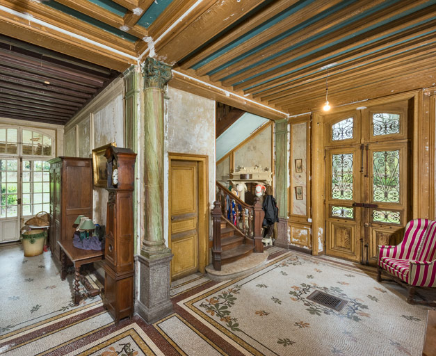 vestibule © Pierre-Marie Barbe-Richaud / Région Bourgogne-Franche-Comté, Inventaire du patrimoine - 2024  vestibule © Pierre-Marie Barbe-Richaud / Région Bourgogne-Franche-Comté, Inventaire du patrimoine - 2024