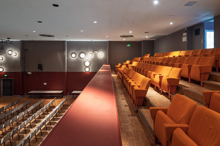 cinéma cercle de sociabilité salle des fêtes © Pierre-Marie Barbe-Richaud / Région Bourgogne-Franche-Comté, Inventaire du patrimoine - 2024  cinéma cercle de sociabilité salle des fêtes © Pierre-Marie Barbe-Richaud / Région Bourgogne-Franche-Comté, Inventaire du patrimoine - 2024