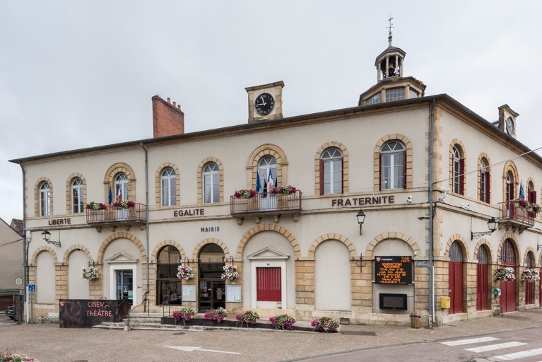 halle mairie salle des fêtes cinéma © Pierre-Marie Barbe-Richaud / Région Bourgogne-Franche-Comté, Inventaire du patrimoine - 2024  halle mairie salle des fêtes cinéma © Pierre-Marie Barbe-Richaud / Région Bourgogne-Franche-Comté, Inventaire du patrimoine - 2024