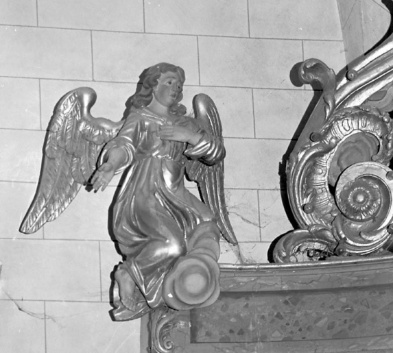 Retable du maître-autel : anges en pendant, ange gauche. © Yves Sancey / Région Bourgogne-Franche-Comté, Inventaire du patrimoine - 1973