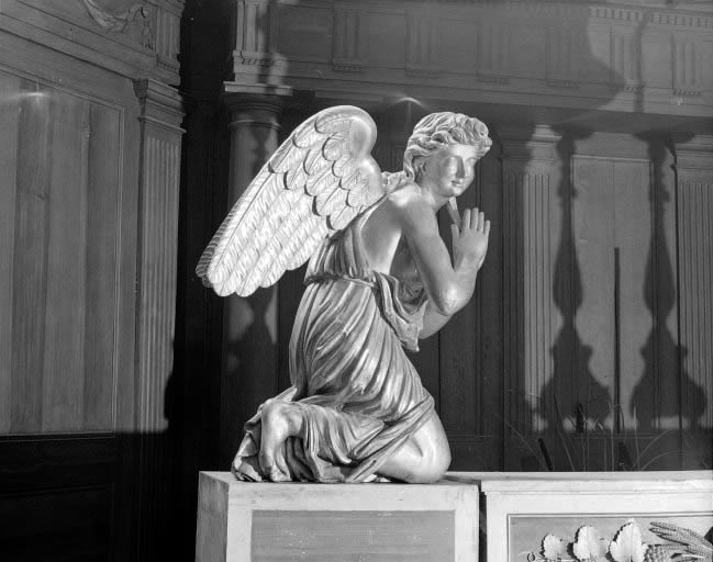 Vue de l'ange gauche : revers vu de trois quarts. © Yves Sancey / Région Bourgogne-Franche-Comté, Inventaire du patrimoine - 1974