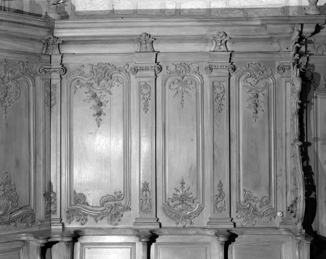 Détail : dorsaux des stalles du mur droit du choeur. © Yves Sancey / Région Bourgogne-Franche-Comté, Inventaire du patrimoine - 1974