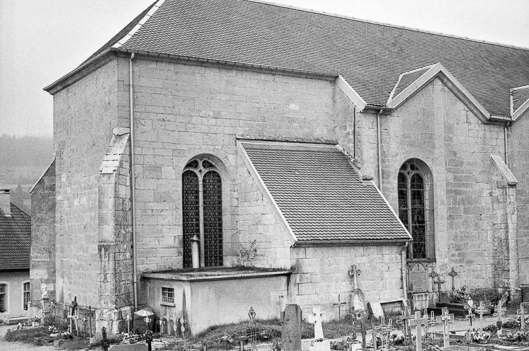Façade latérale gauche et chevet. © Gilbert Poinsot / Région Bourgogne-Franche-Comté, Inventaire du patrimoine - 1974