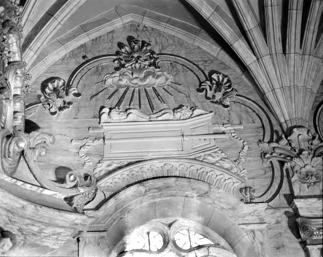 Décor du choeur et du mur est de la nef : bas-relief du mur droit du choeur, l'Arche d' Alliance. © Yves Sancey / Région Bourgogne-Franche-Comté, Inventaire du patrimoine - 1974