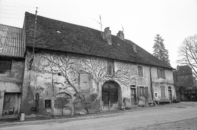 Ferme cadastrée 1965 AD 199, située le long du chemin départemental n° 70 : façade antérieure. © F. Pernin / Région Bourgogne-Franche-Comté, Inventaire du patrimoine - 1974