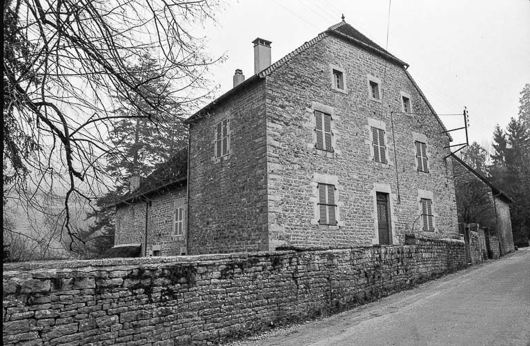 Maison cadastrée 1965 AD 194, située le long du chemin départemental n° 70 : façade sur rue. © F. Pernin / Région Bourgogne-Franche-Comté, Inventaire du patrimoine - 1974