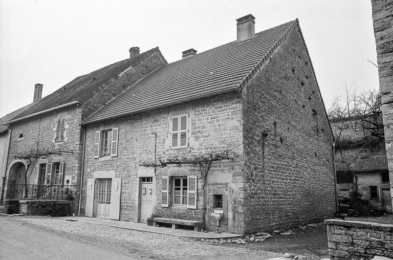 Maison cadastrée 1965 AD 254, située le long du chemin départemental n° 70 : façades antérieue et latérale droite. © F. Pernin / Région Bourgogne-Franche-Comté, Inventaire du patrimoine - 1974
