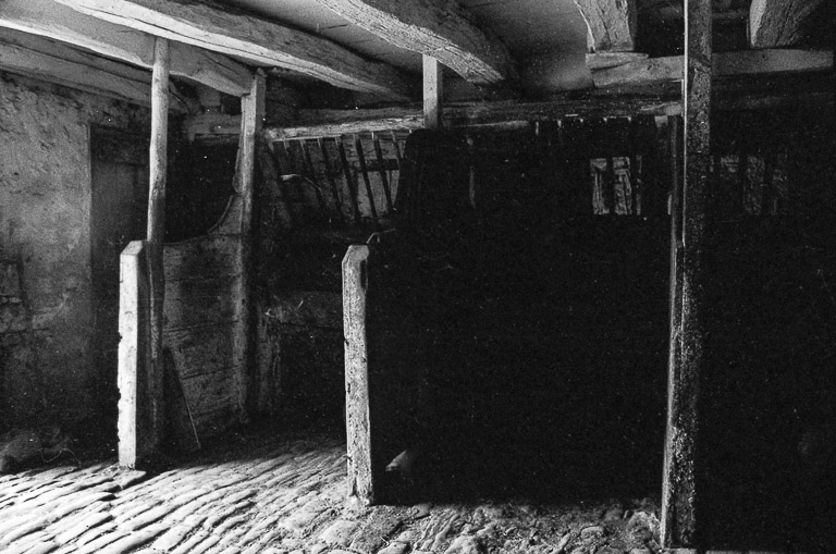 Ferme cadastrée 1965 AD : écurie, stalles des chevaux. © F. Pernin / Région Bourgogne-Franche-Comté, Inventaire du patrimoine - 1974