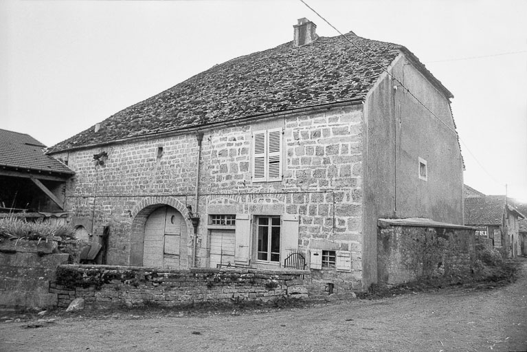 Ferme cadastrée 1965 AB 87, située le long du chemin départemental n° 5 : façades antérieure et latérale droite. © F. Pernin / Région Bourgogne-Franche-Comté, Inventaire du patrimoine - 1974