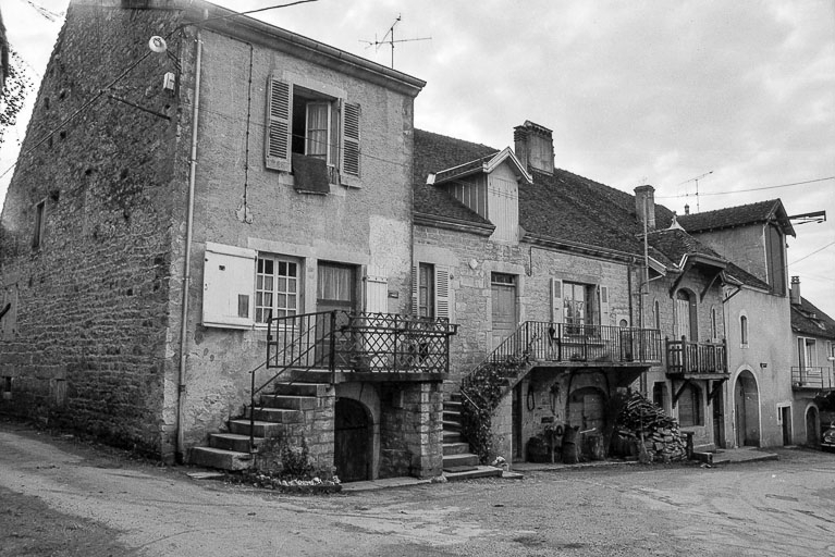 Maison cadastrée 1967 AH 244-246, située au lieu-dit Traverse de Lavigny : façades antérieures. © F. Pernin / Région Bourgogne-Franche-Comté, Inventaire du patrimoine - 1974
