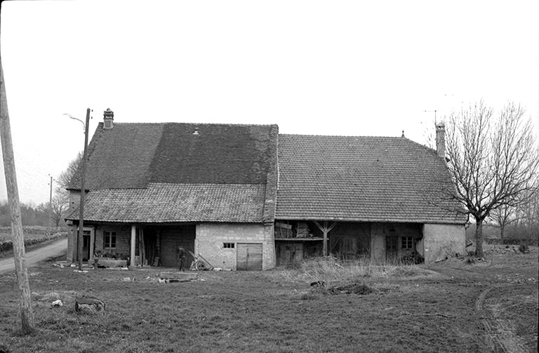 Fermes cadastrées 1940 B4 401-402  situées le long du chemin vicinal ordinaire n° 4, datées de 1864 (?) : vue d'ensemble. © F. Pernin / Région Bourgogne-Franche-Comté, Inventaire du patrimoine - 1974