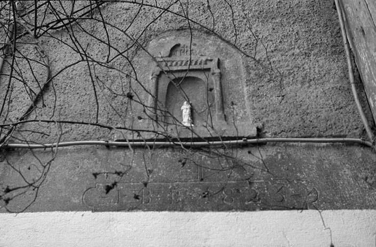 Ferme : statue de la Vierge dans une niche au-dessus de la porte d'entrée. © F. Pernin / Région Bourgogne-Franche-Comté, Inventaire du patrimoine - 1974