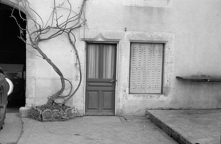 Ferme cadastrée 1940 B4 323 située le long du chemin de grande communication de Poligny à Picarreau : façade antérieure. © F. Pernin / Région Bourgogne-Franche-Comté, Inventaire du patrimoine - 1974