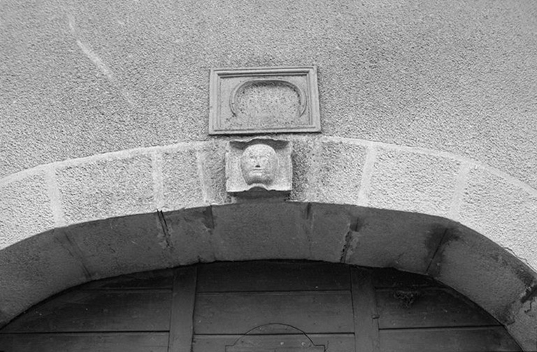 Ferme cadastrée 1940 B4 455  située le long du chemin vicinal ordinaire n° 4 : tête sculptée au-dessus de la porte de grange. © F. Pernin / Région Bourgogne-Franche-Comté, Inventaire du patrimoine - 1974
