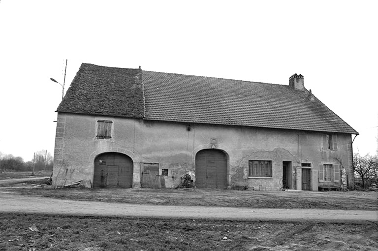 Ferme cadastrée 1940 B4 455 située le long du chemin vicinal ordinaire n° 4 : façade antérieure. © F. Pernin / Région Bourgogne-Franche-Comté, Inventaire du patrimoine - 1974